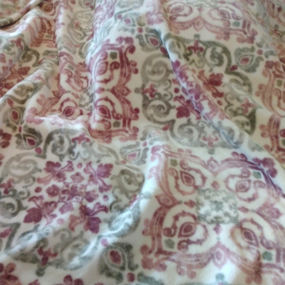 Plush throw blanket, new - no tags